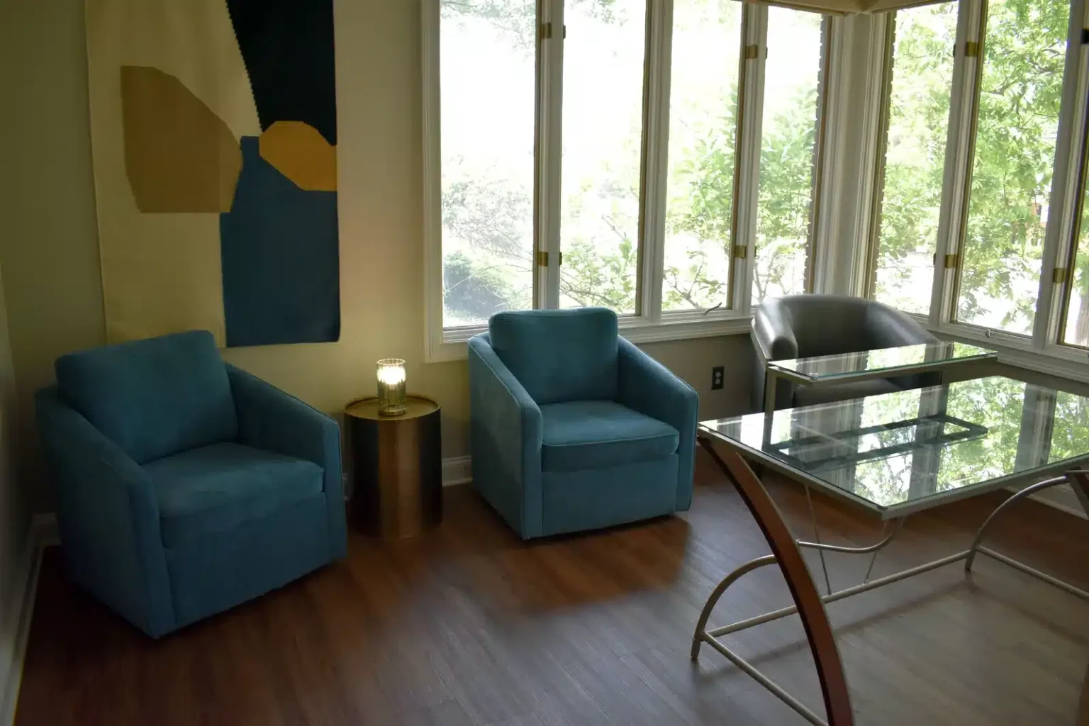 serenity-grove-mental-health-sunlit-seating-area
